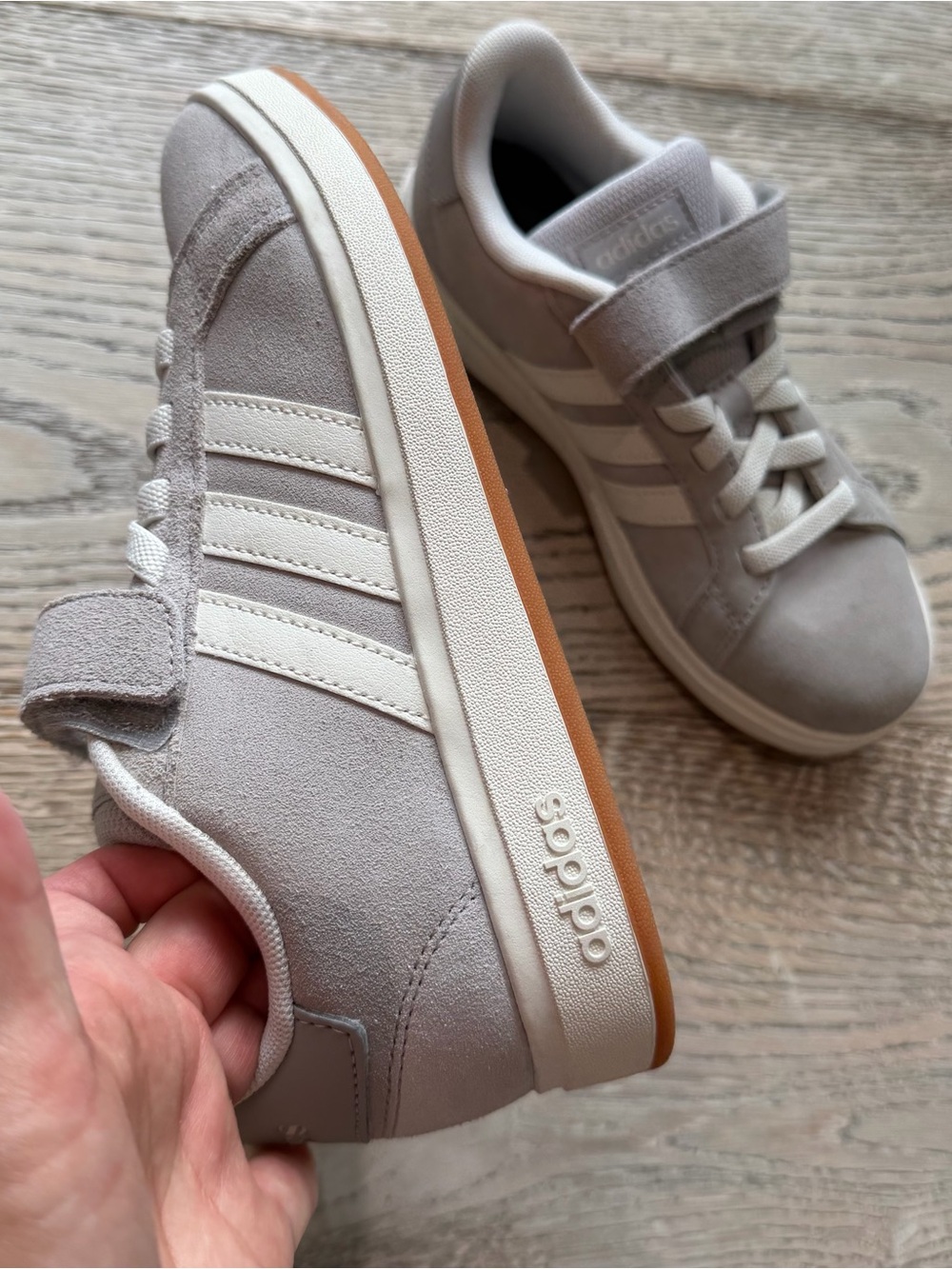 LIKE NEW adidas Kids Light Gray Suede Sneakers Cream Stripes size Big Boys 2.5